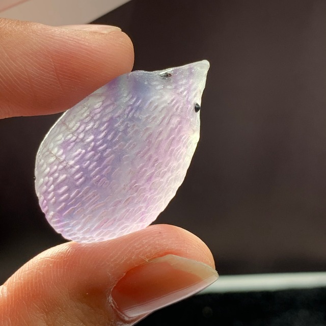 3.ハートアメジストクラスターに住み着いているフローライトハリネズミさん