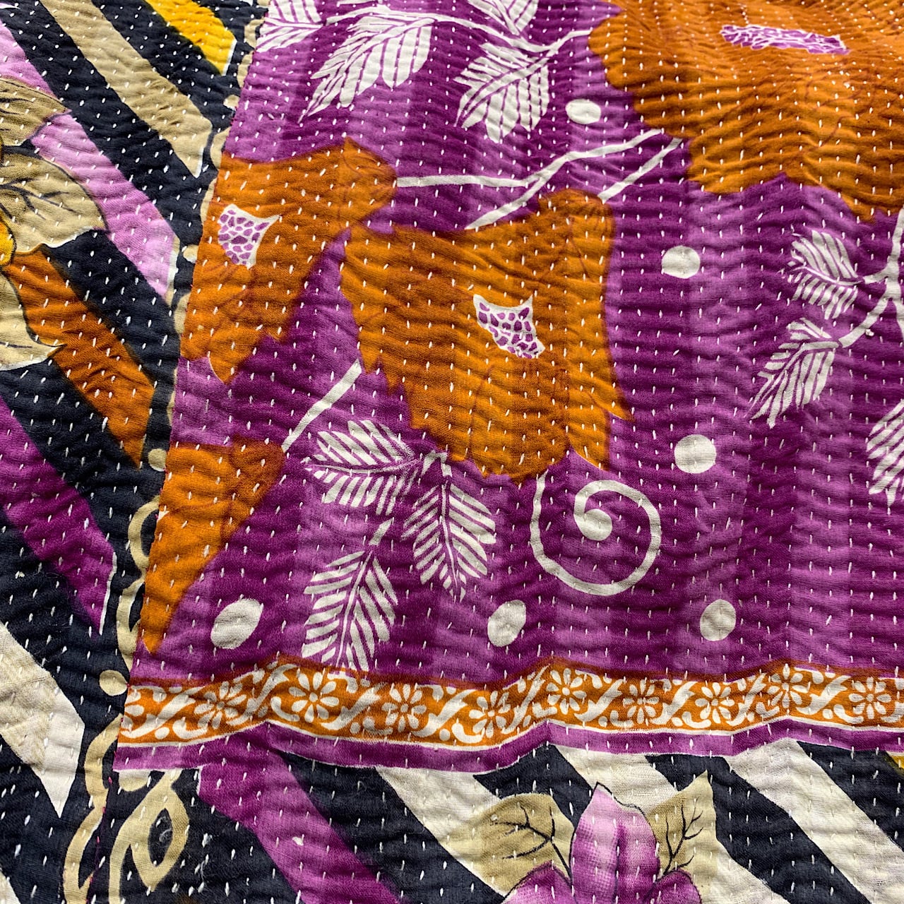 未使用❁エンブロイダリー　グレー　パッチワークカンタキルトマルチカバーラグ 未使用❁エンブロイダリー グレー パッチワークカンタキルトマルチ