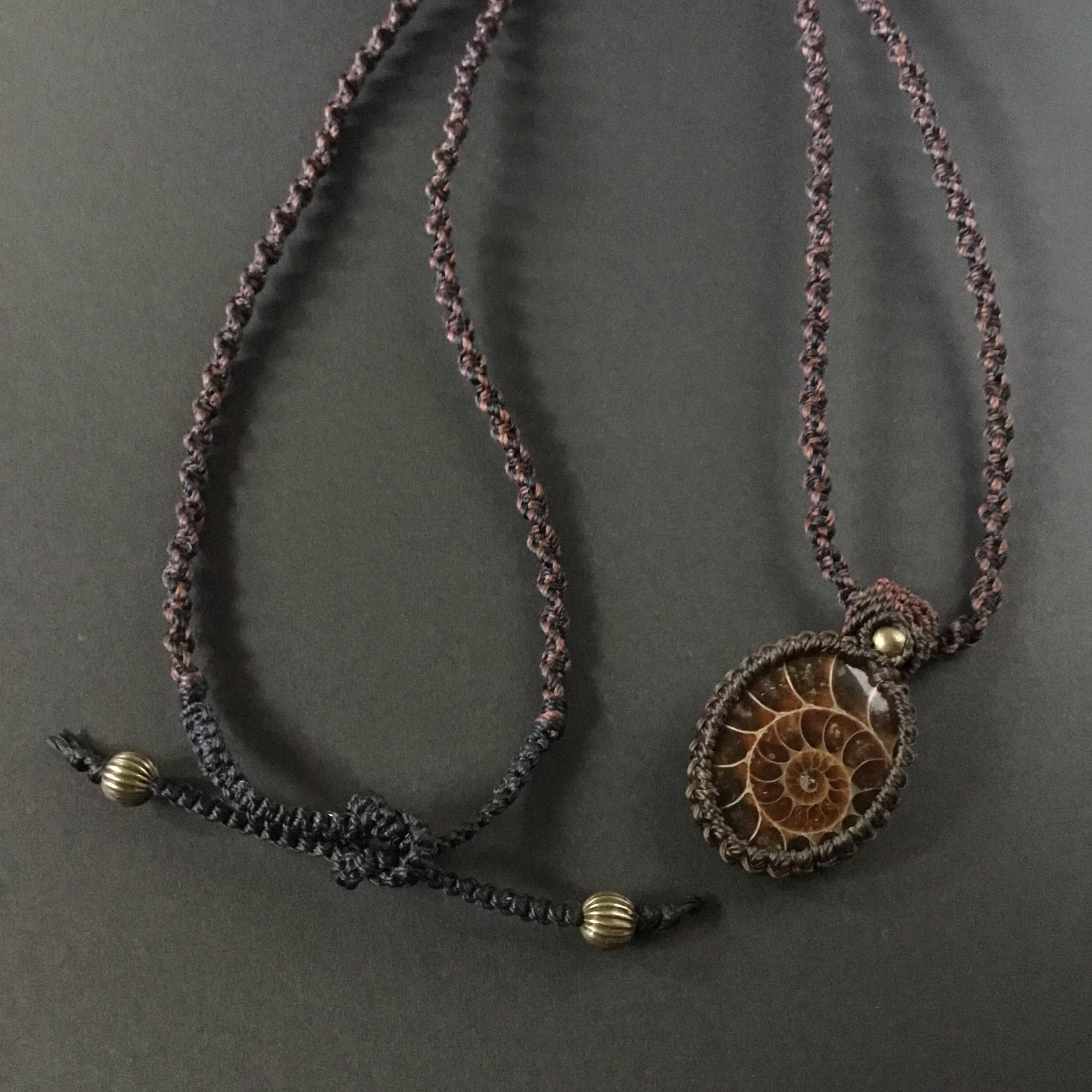 アンモナイト・マクラメペンダント | にゃじら屋