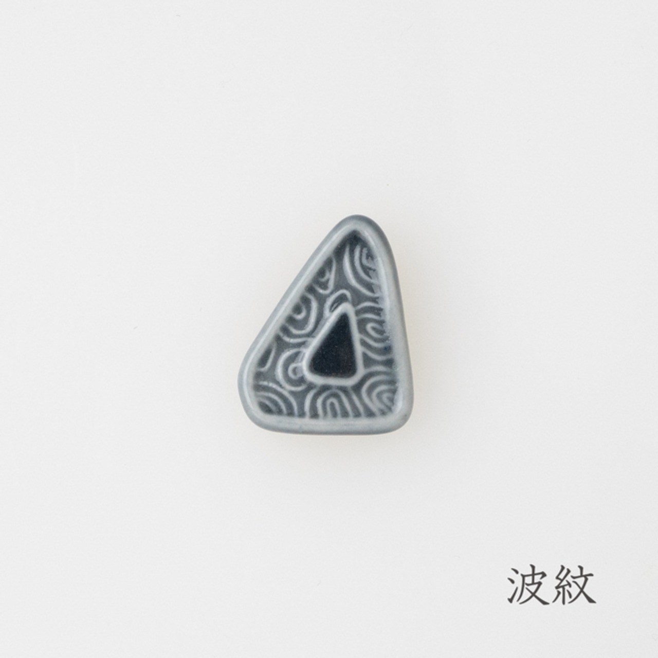 ひらたい　ブローチ