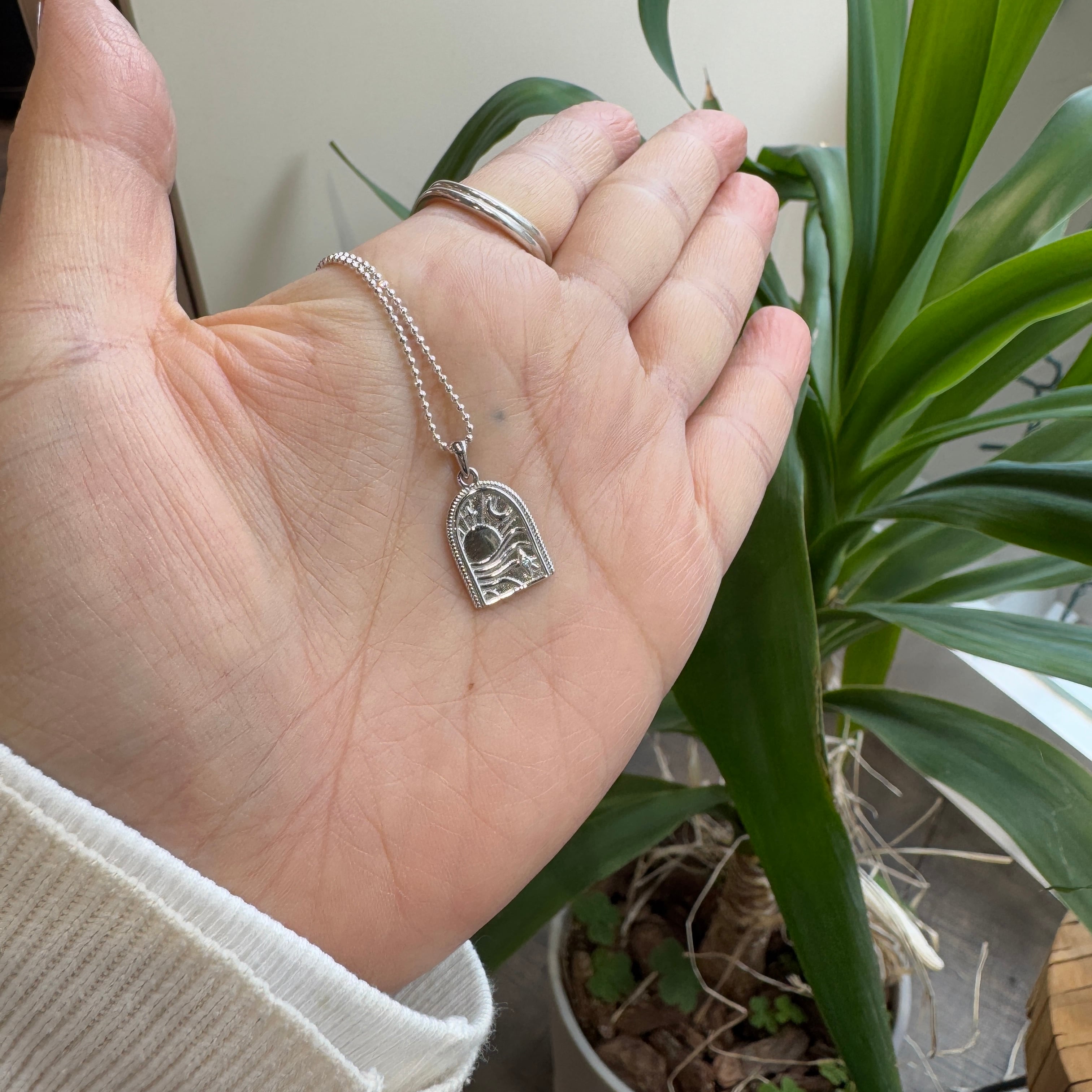 窓から見えた 海の景色 ネックレス 月星 | Marea(マレア) byリトル