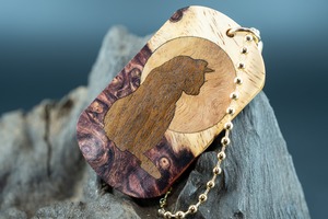 【最高峰の瘤材】ホンジュラスローズウッド 瘤杢 ツートン ドッグタグ 象嵌 横を向く上品な猫