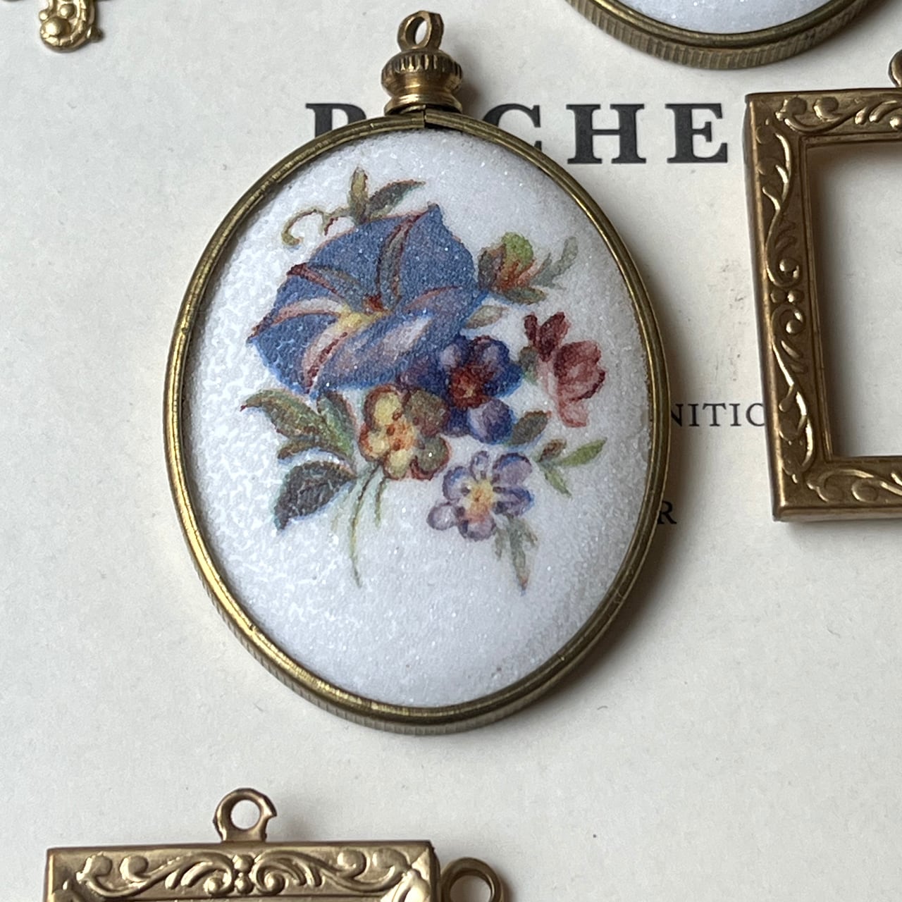 vintage《真鍮・ルーサイト チャーム》 /約5cm×3cm 1個