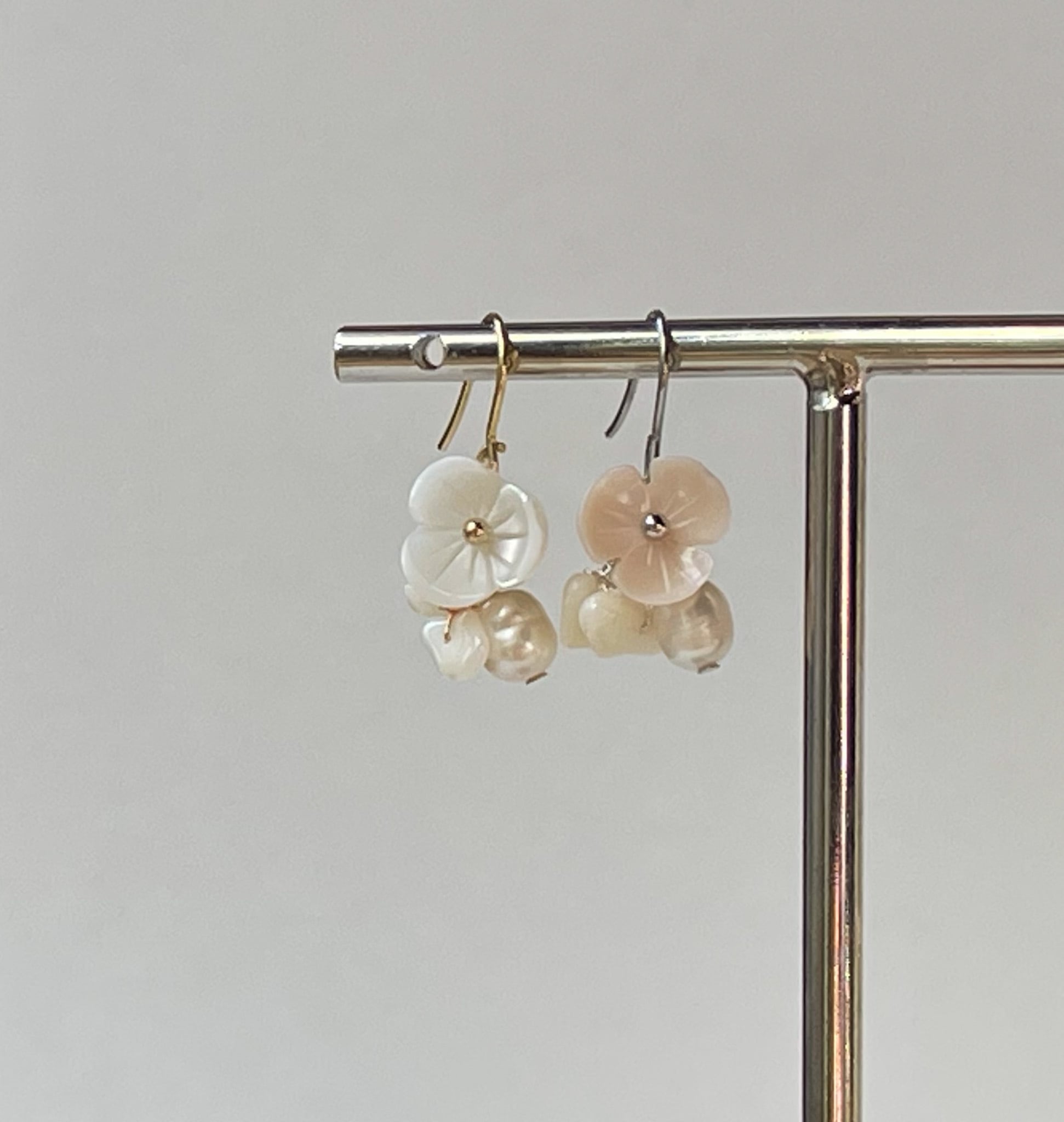 白蝶貝の小花と珊瑚 淡水パールのピアス くすみピンク ホワイト | puapaina