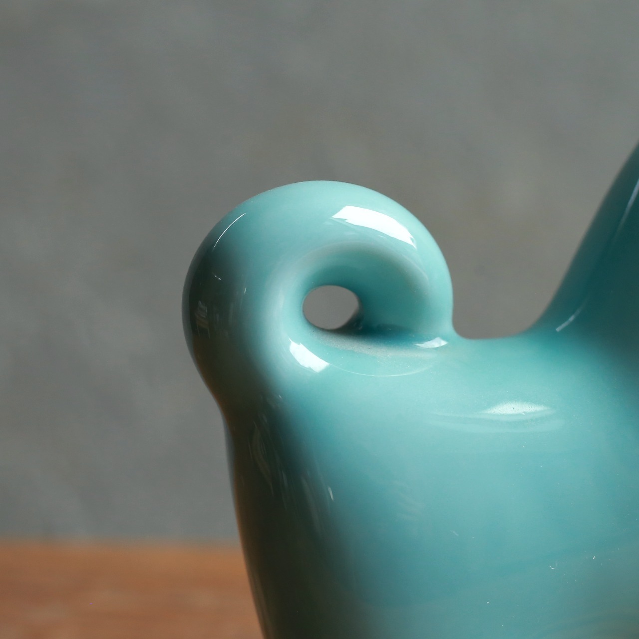 凛々しくこちらを見つめる、磁器の犬 3