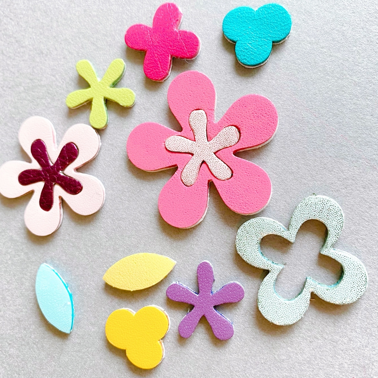 【レザーシール】色々な形が可愛いお花の本革シール12枚入（マルチカラー） - 4