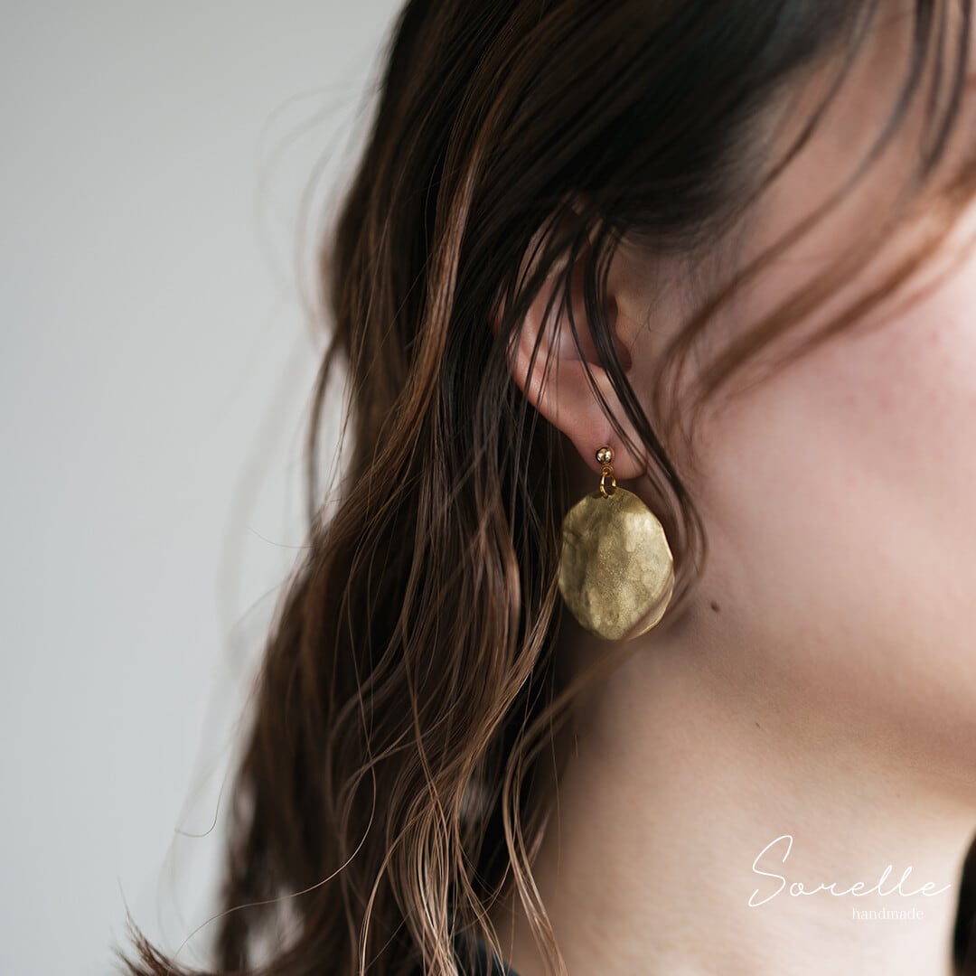 Sorelle （ソレッラ）揺れるピアス〈 circle 〉 真鍮製 ゴールド