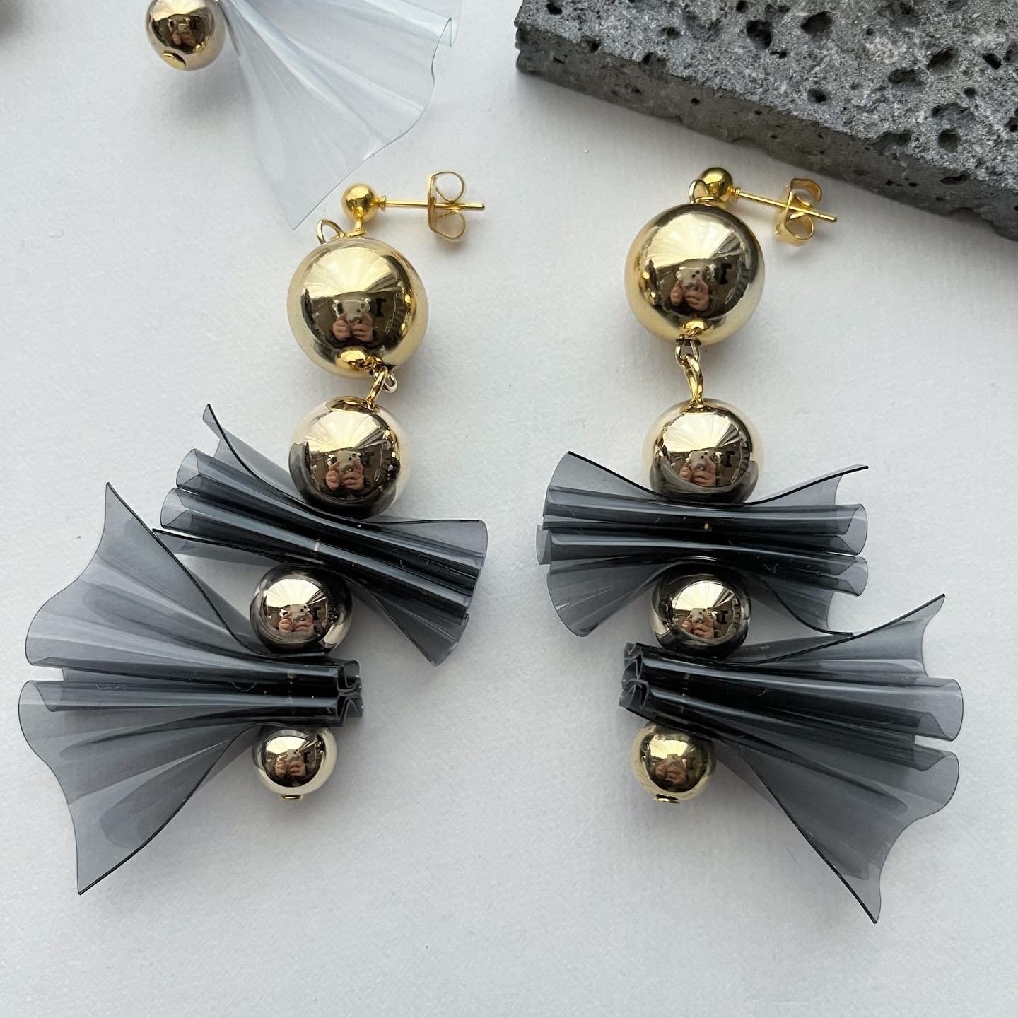 ゴールド ビーズ ひらひら リボン PVC ビニール ピアス/イヤリング