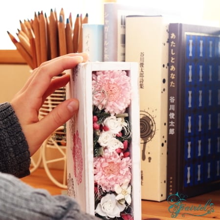 一風変わったブック型のアレンジ。机まわりに潤いをいかが?【栞 一風変わったブック型のアレンジ。机まわりに潤いをいかが?【栞