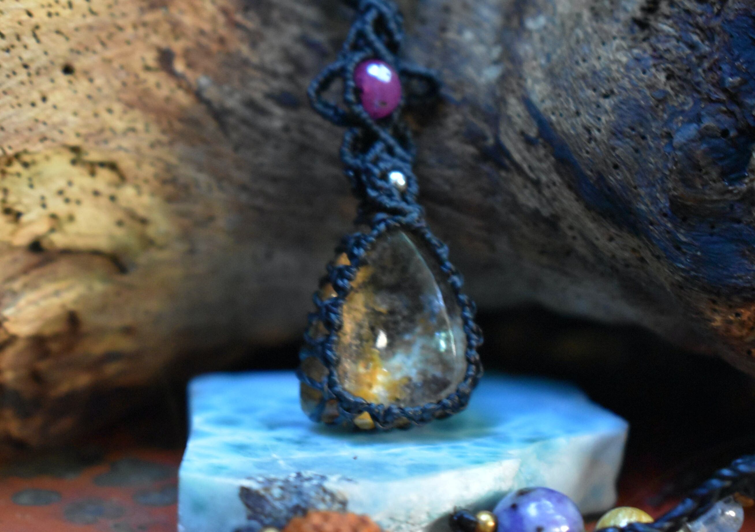 小粒★天然ルビーとエクリプス色ガーデンクォーツ マクラメペンダントgarm068