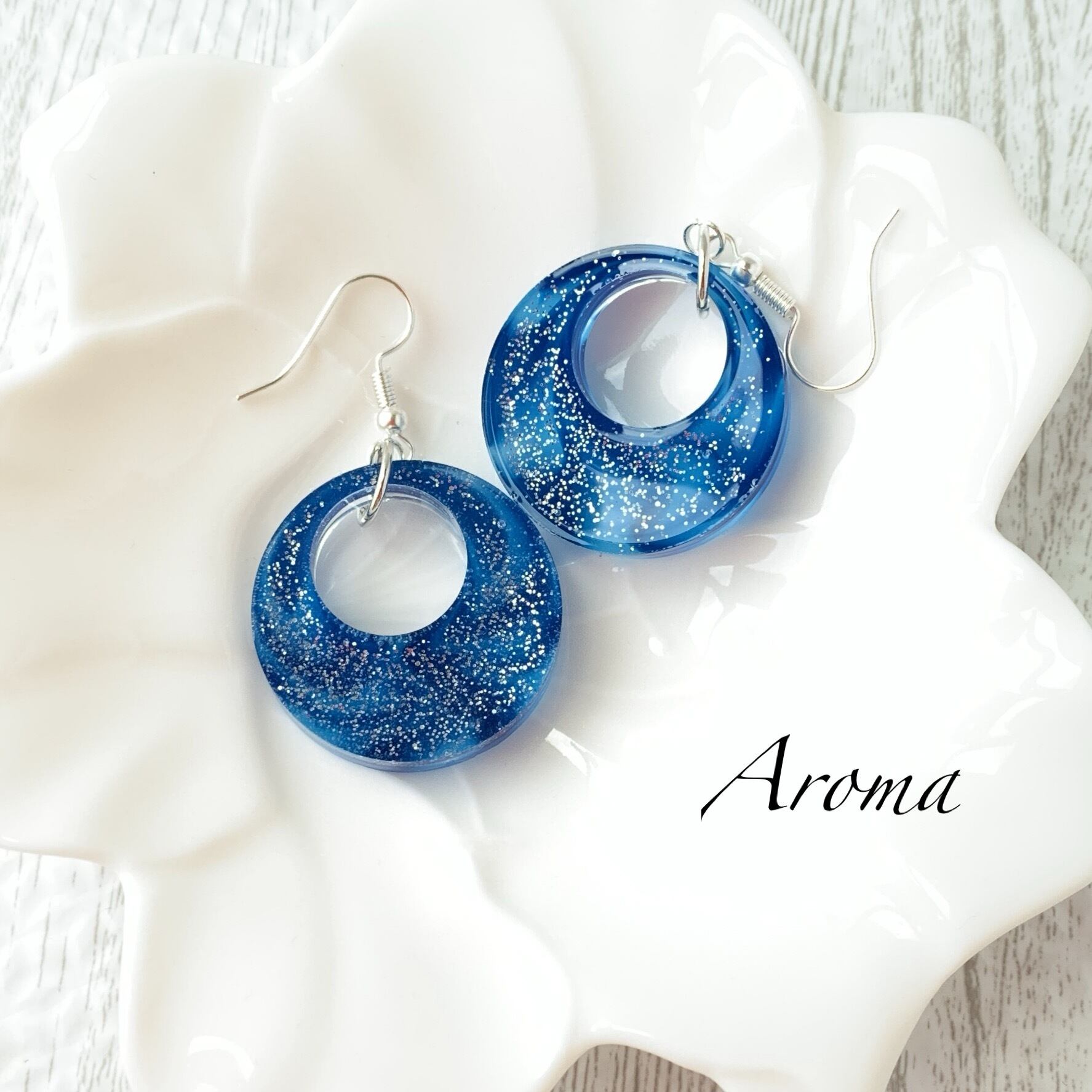 ネイビーレジンのタッセルピアス | Aroma