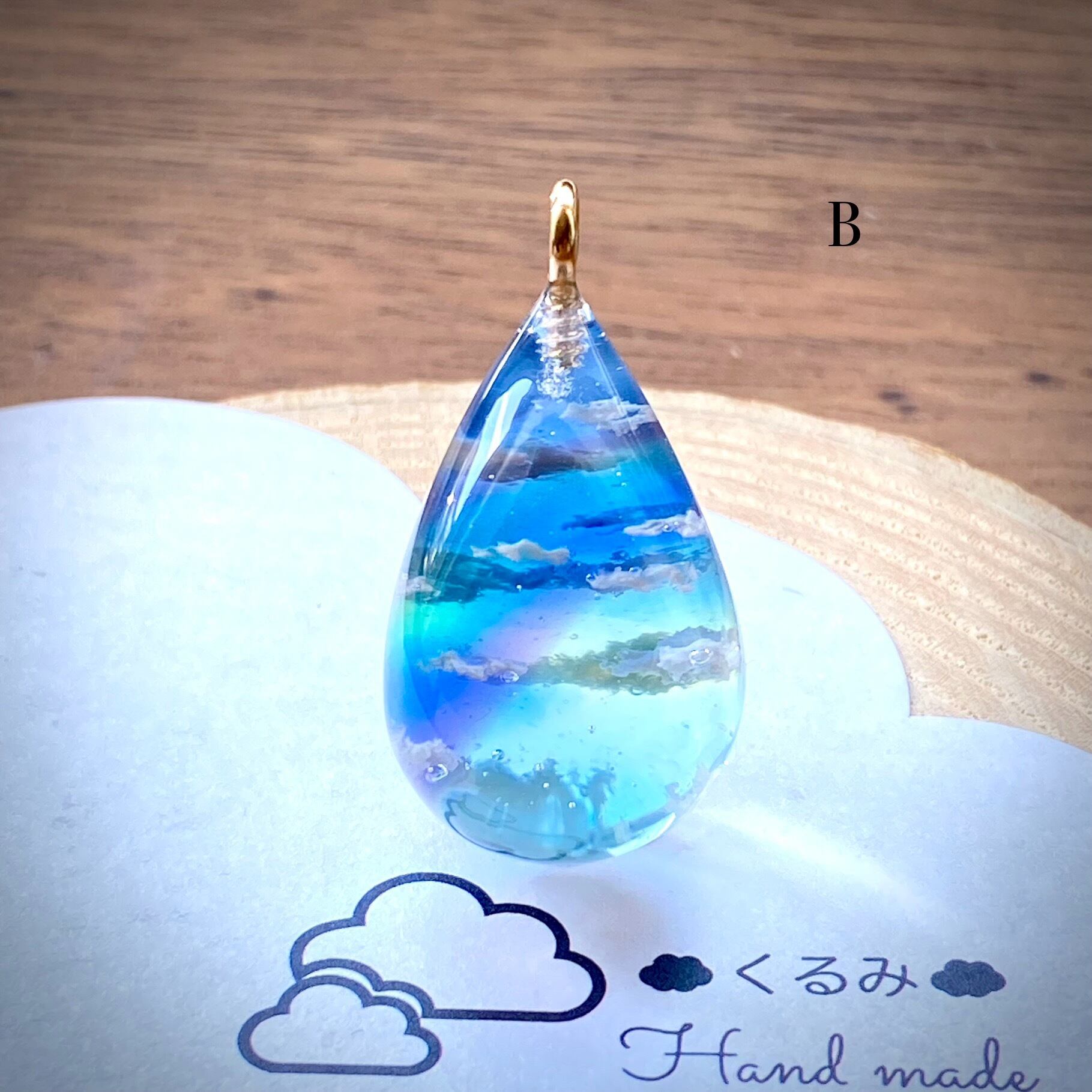 空&雲ペンダント しずく型 青空にかかる虹 26×17mm B ゴールド