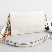 プラダ チャーム付 ソフトサウンド スモール ホワイト レザー AW25　