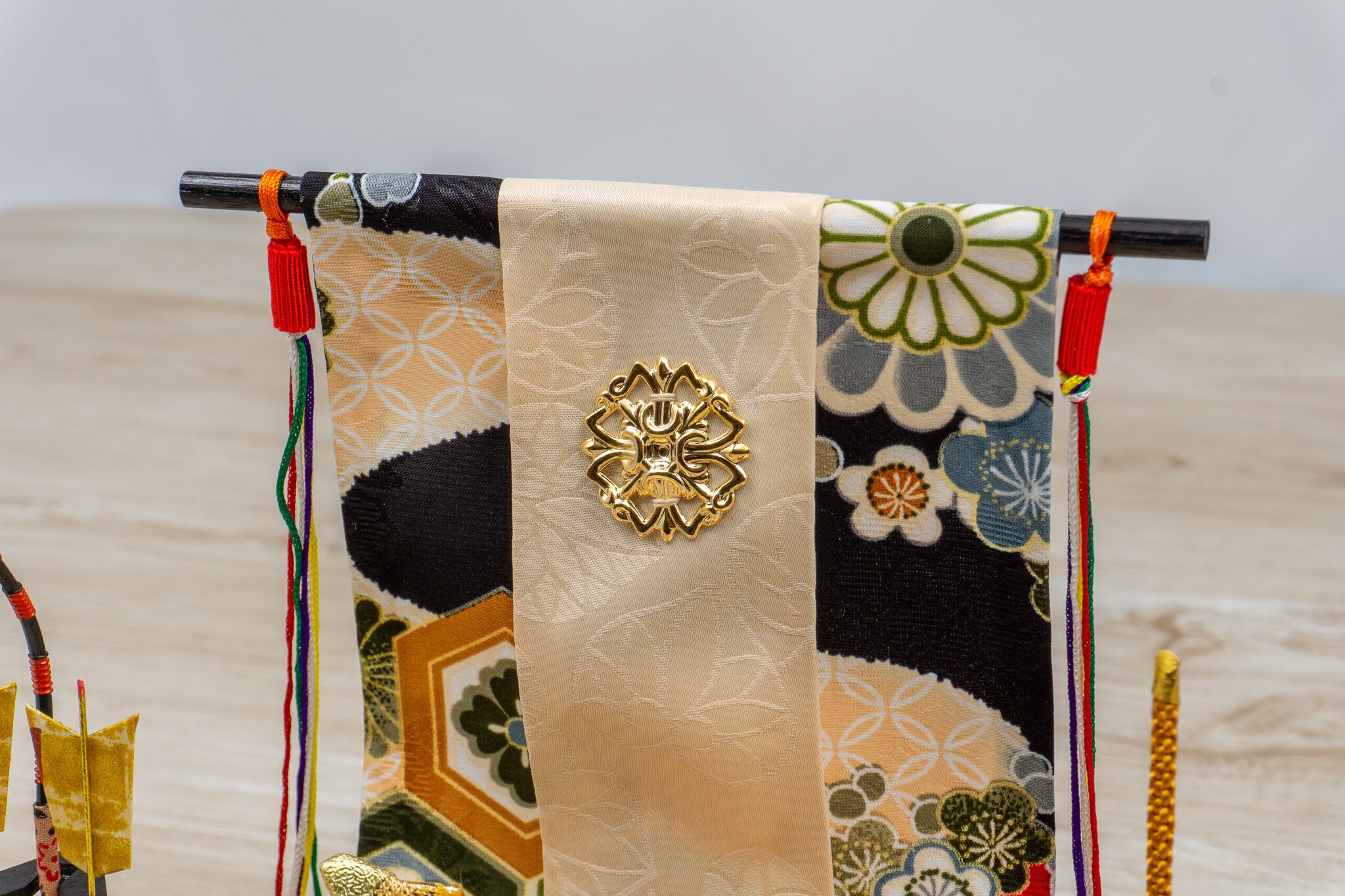 ミニチュアセット 2-381 金色兜飾り（弓太刀付き） | 暮石人形 WEBショップ