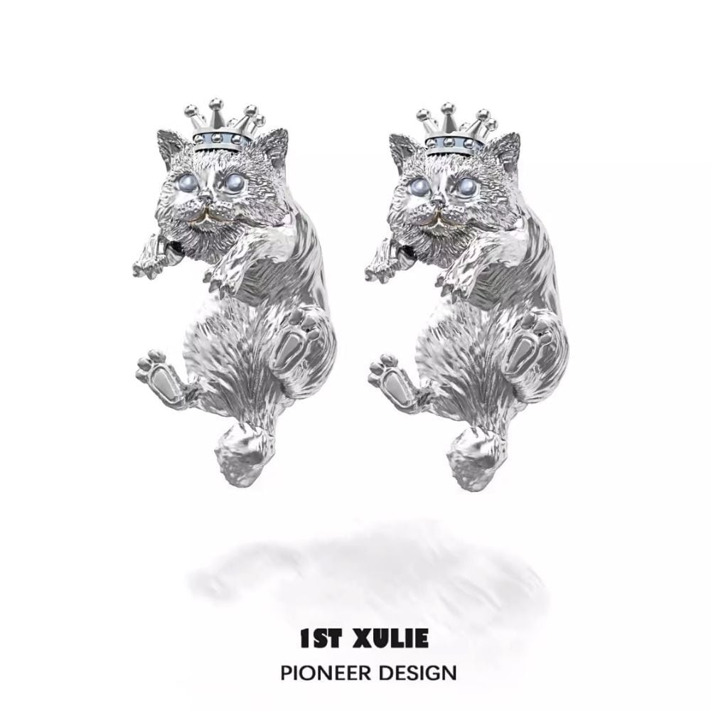 王冠を戴く小さな猫のピアス 00632 | EMMA GRAND