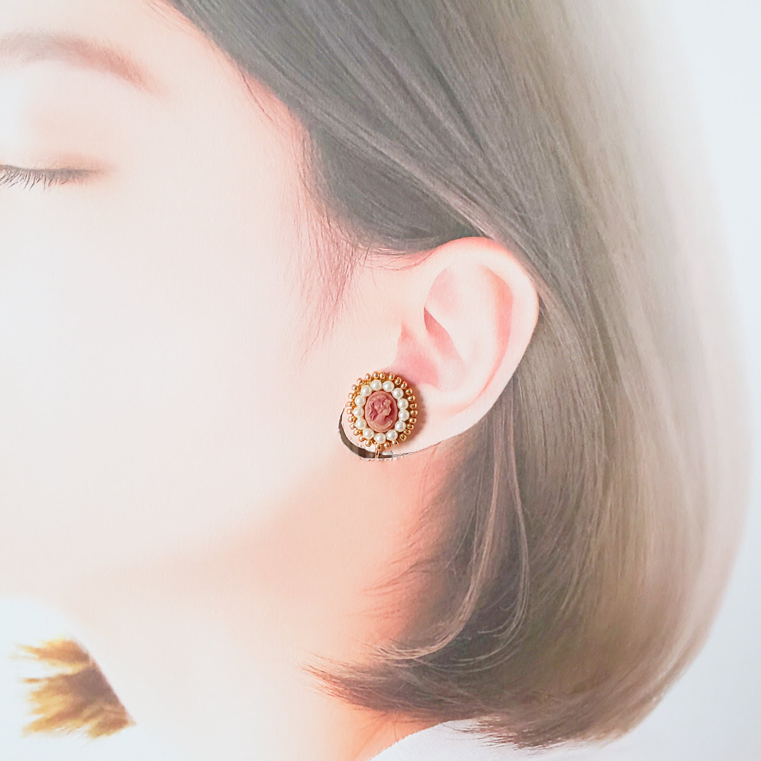 小さめ 貴婦人のカメオ《ローズ》イヤリング＆ピアス ビーズ刺繍