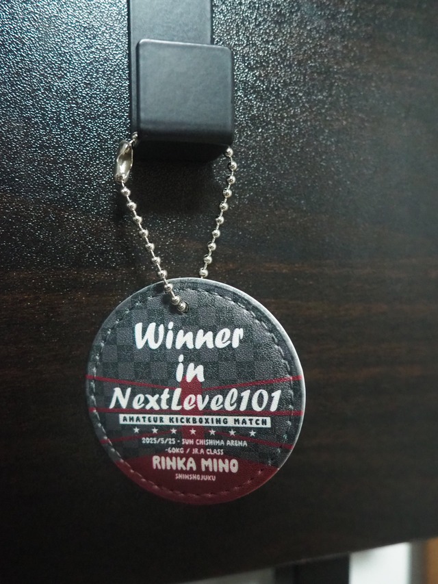 (RT-0008) シーンを選ばないシンプルデザイン 半袖ハイクオリティーTシャツ Black×Gold