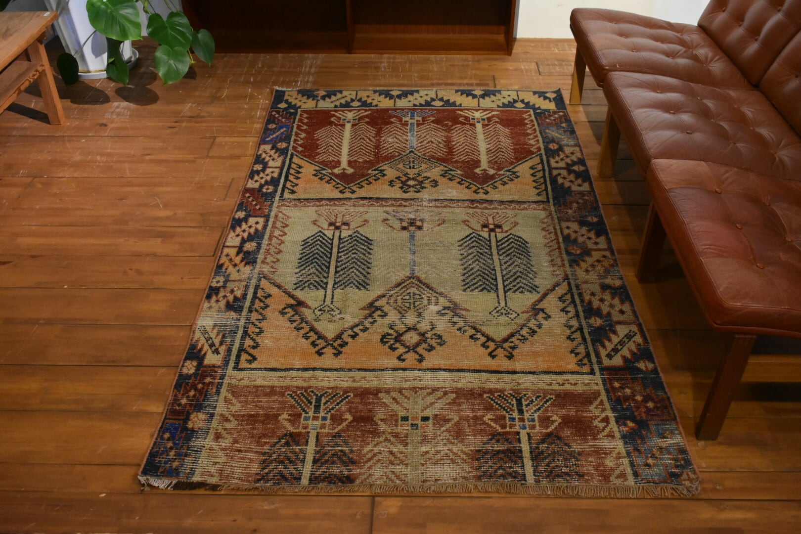 LR03109 Old tribal rug | lool(ロール)山口市にて北欧家具、不動産