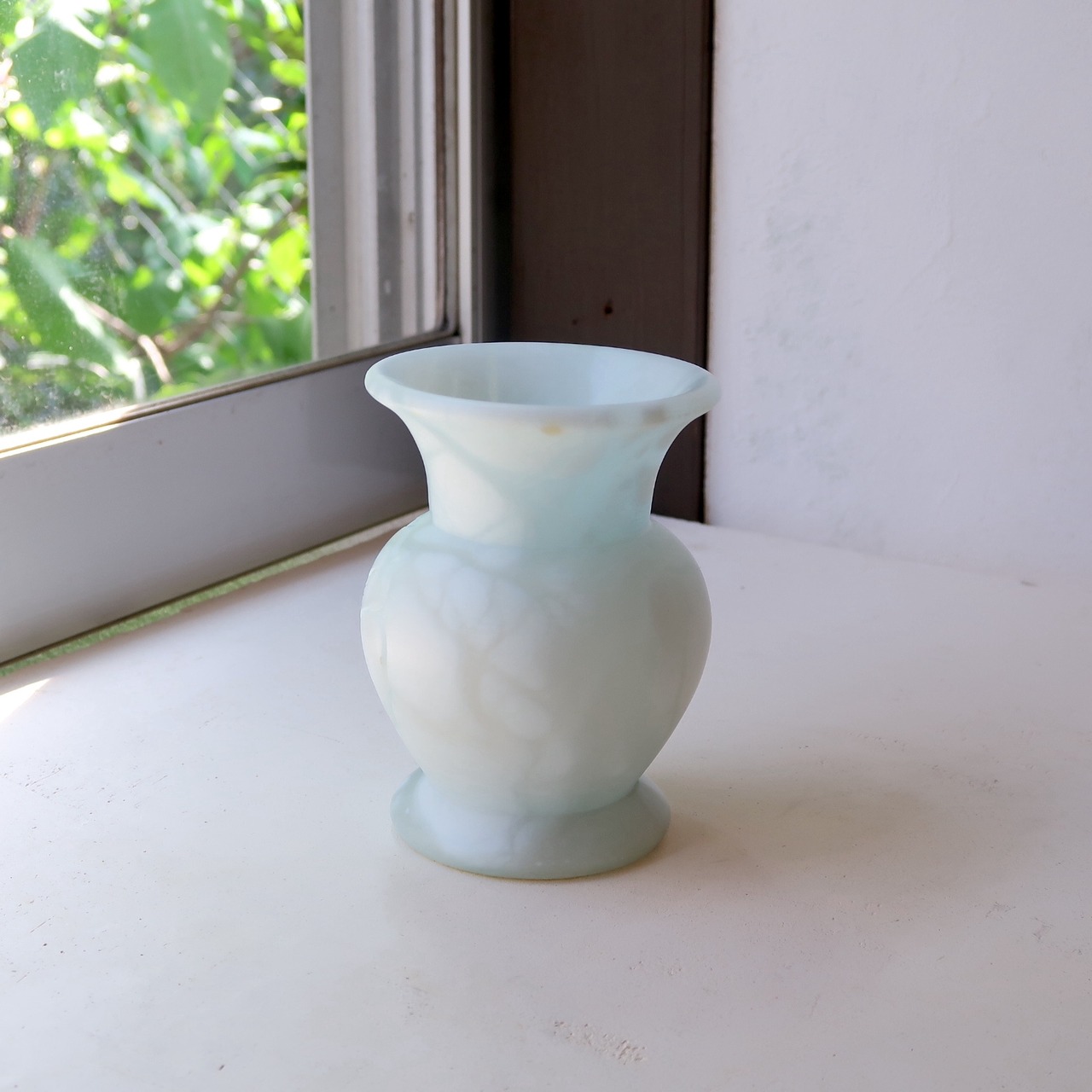 ブルーホワイトな石の花瓶