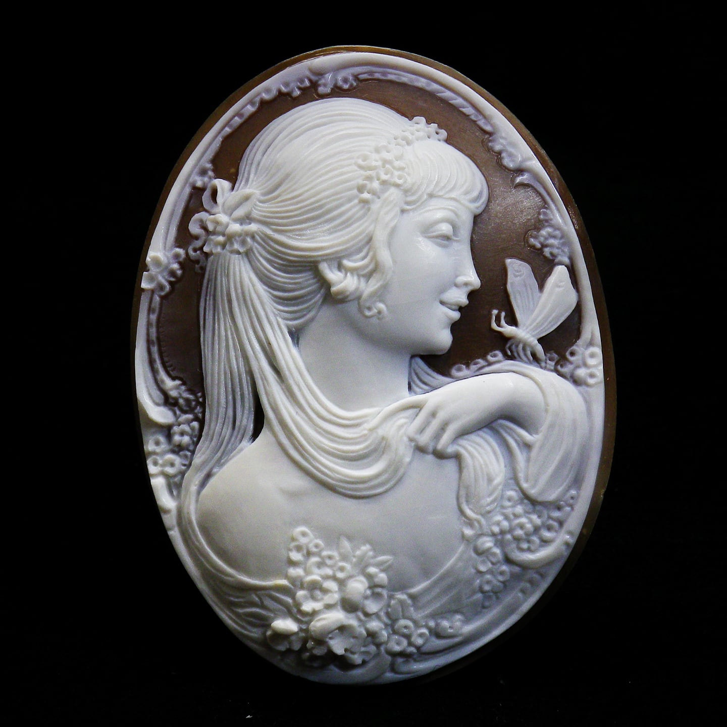 マリオ・ヴェントレスカ作 ノトモデル "束ね髪と微笑"