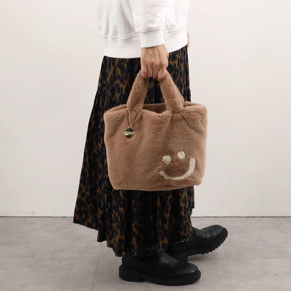 【クーコ COOCO】SMILEY ﾁｬｰﾑ付きｴｺﾌｧｰﾌｪｲｽﾄｰﾄﾊﾞｯｸﾞ ベージュ