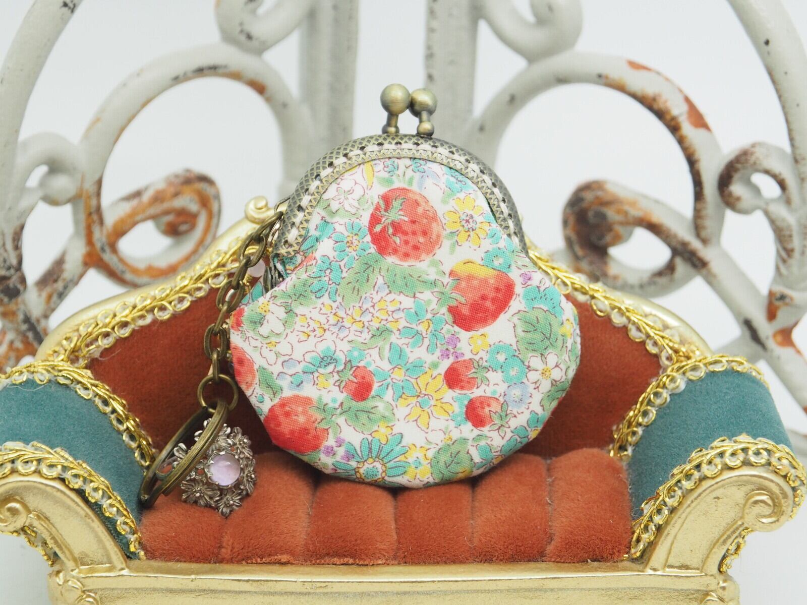 【ハンドメイド】がま口バッグチャーム｜苺と小花（口金5cm）