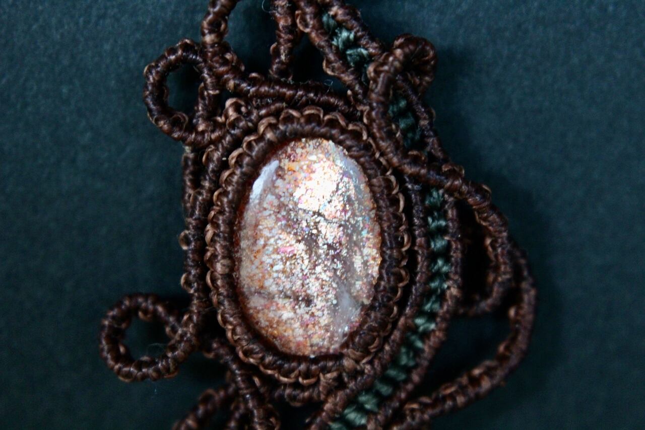 Sunstone micro macrame pendant