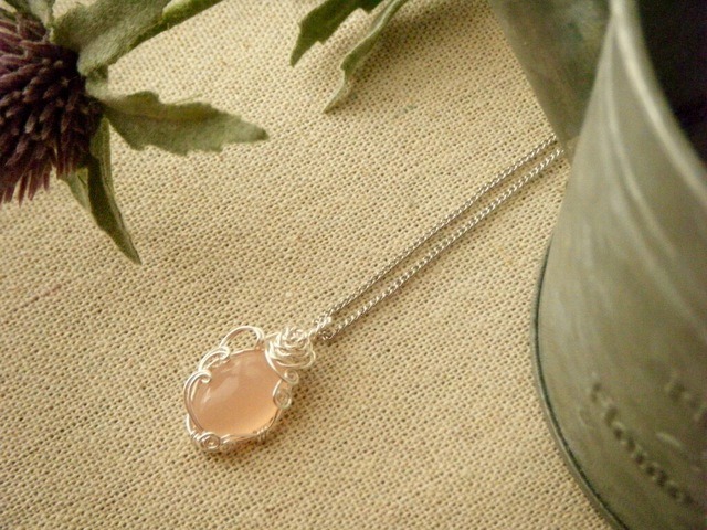 ドロップみたいなピンクカルセドニーのワイヤーペンダント