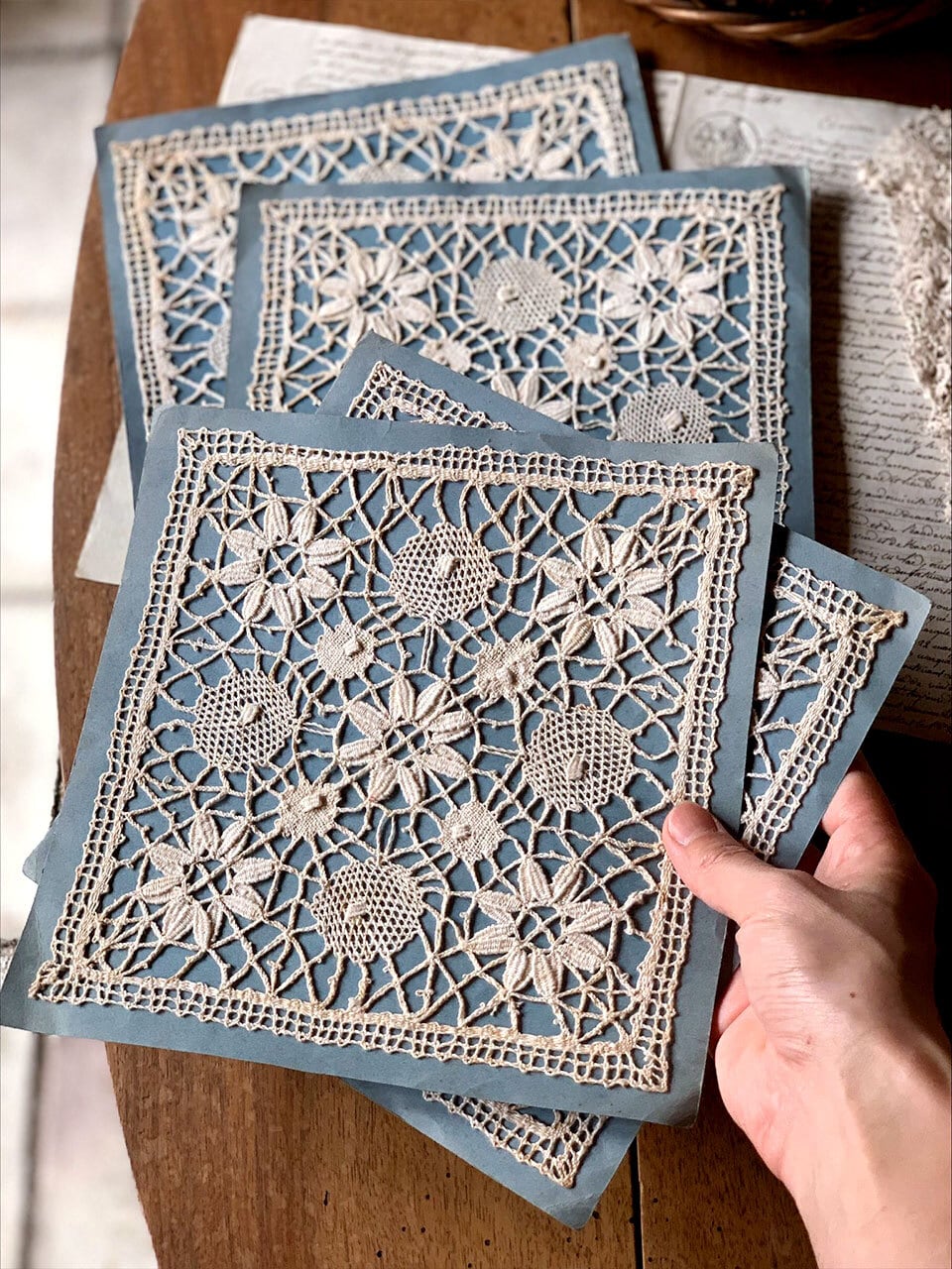 フランスアンティーク　ミラー付き紙のニードルケース　刺繍スタンプセット フランスアンティーク ミラー付き紙のニードルケース 刺繍スタンプ