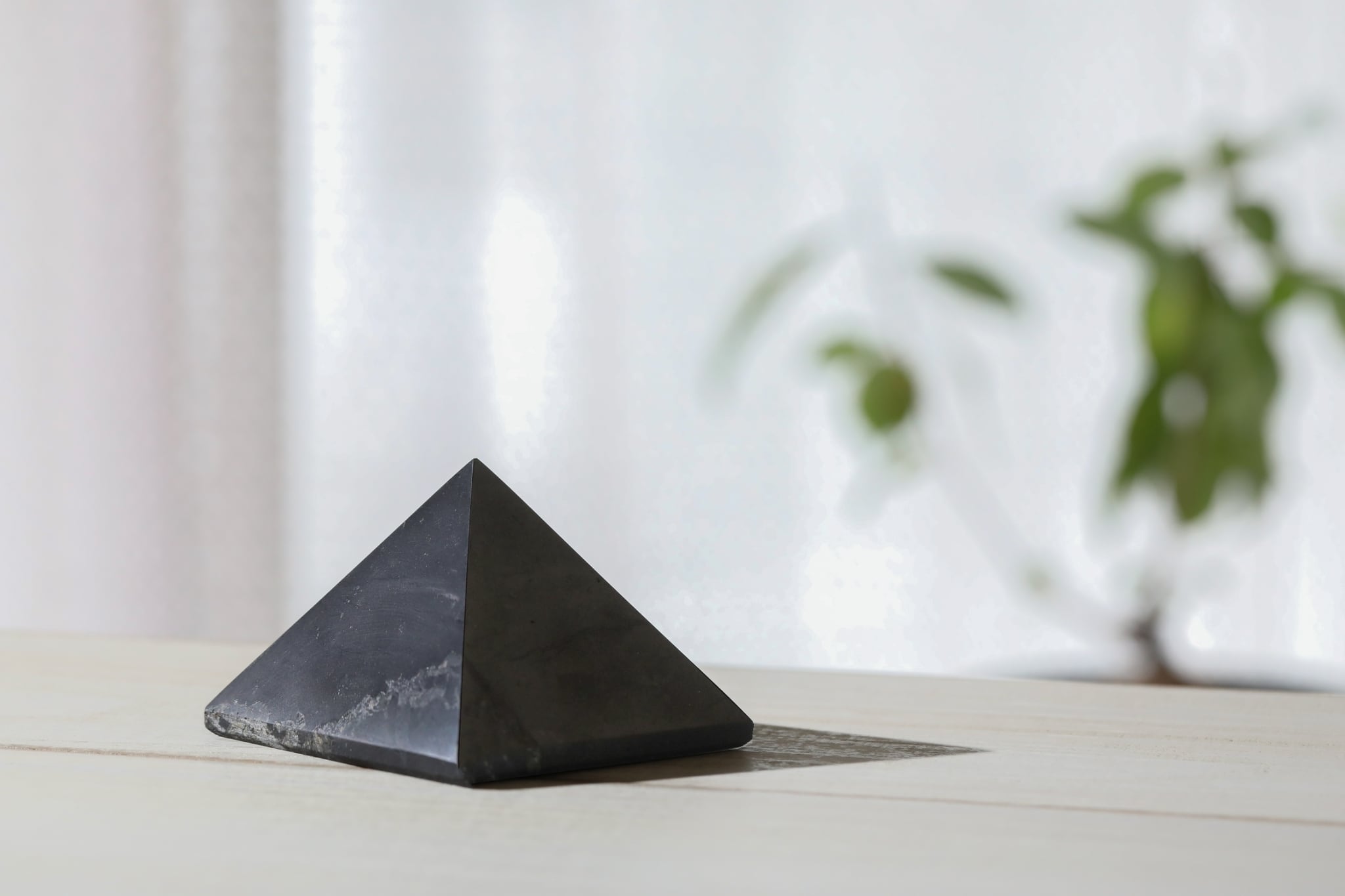 ロシア産 ピラミッド型シュンガイト8cm ＜期間限定送料無料