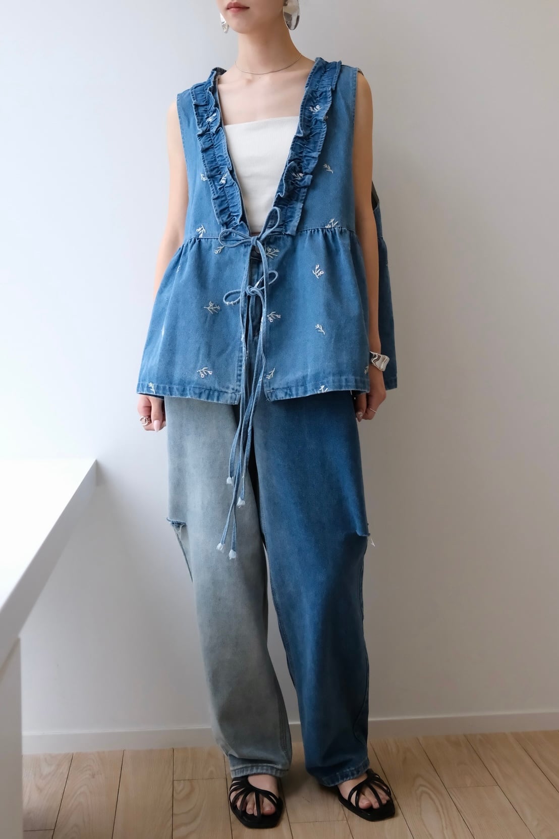 Ruffled Embroidery Denim Vest フリルエンブロイダリーデニムベスト