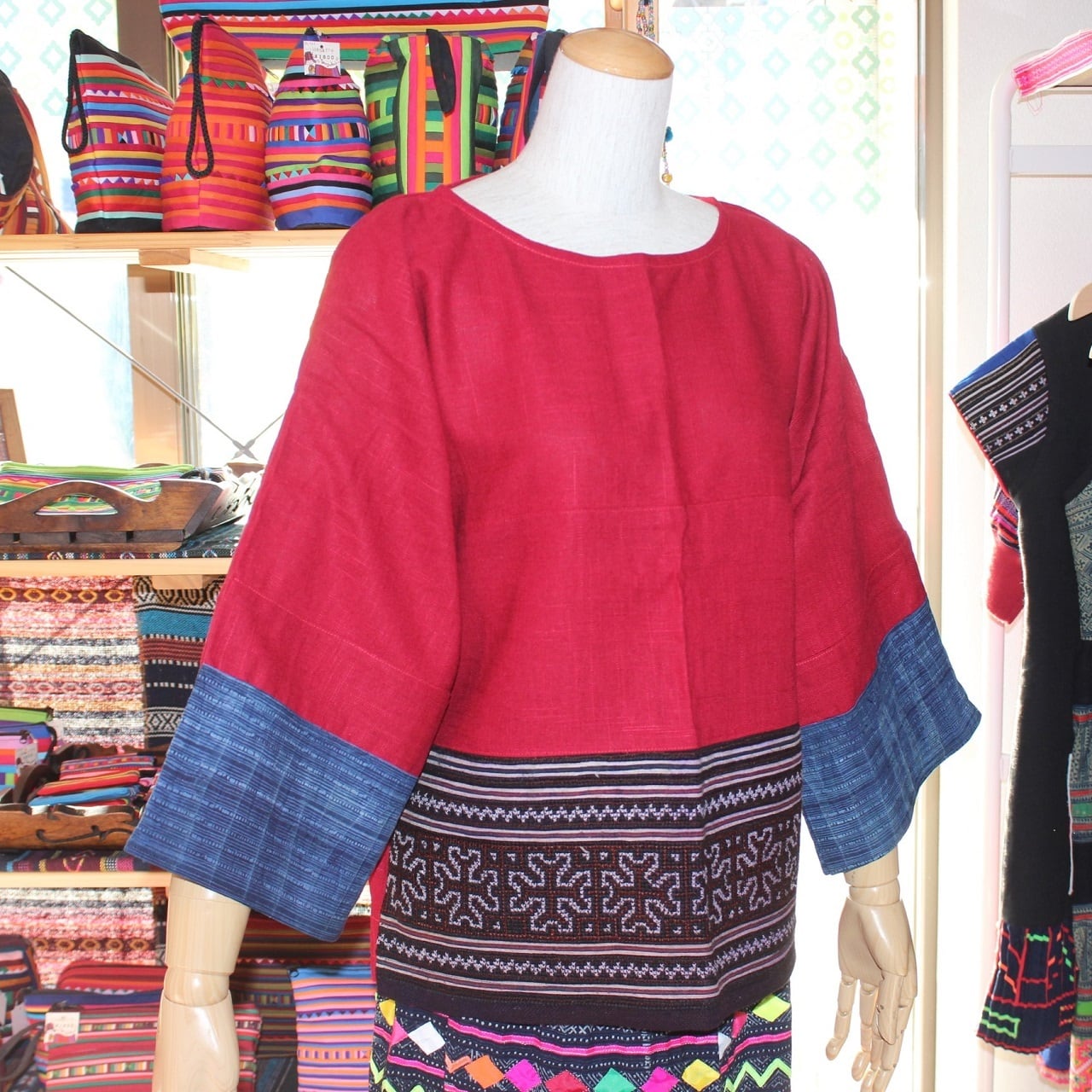 エスニック　モン族トップス　長袖　リメイク衣類　刺繍衣類　新品　タイ製84 ベトナムモン族刺繍とろうけつ染めのトップス | タイの民族刺繍雑貨