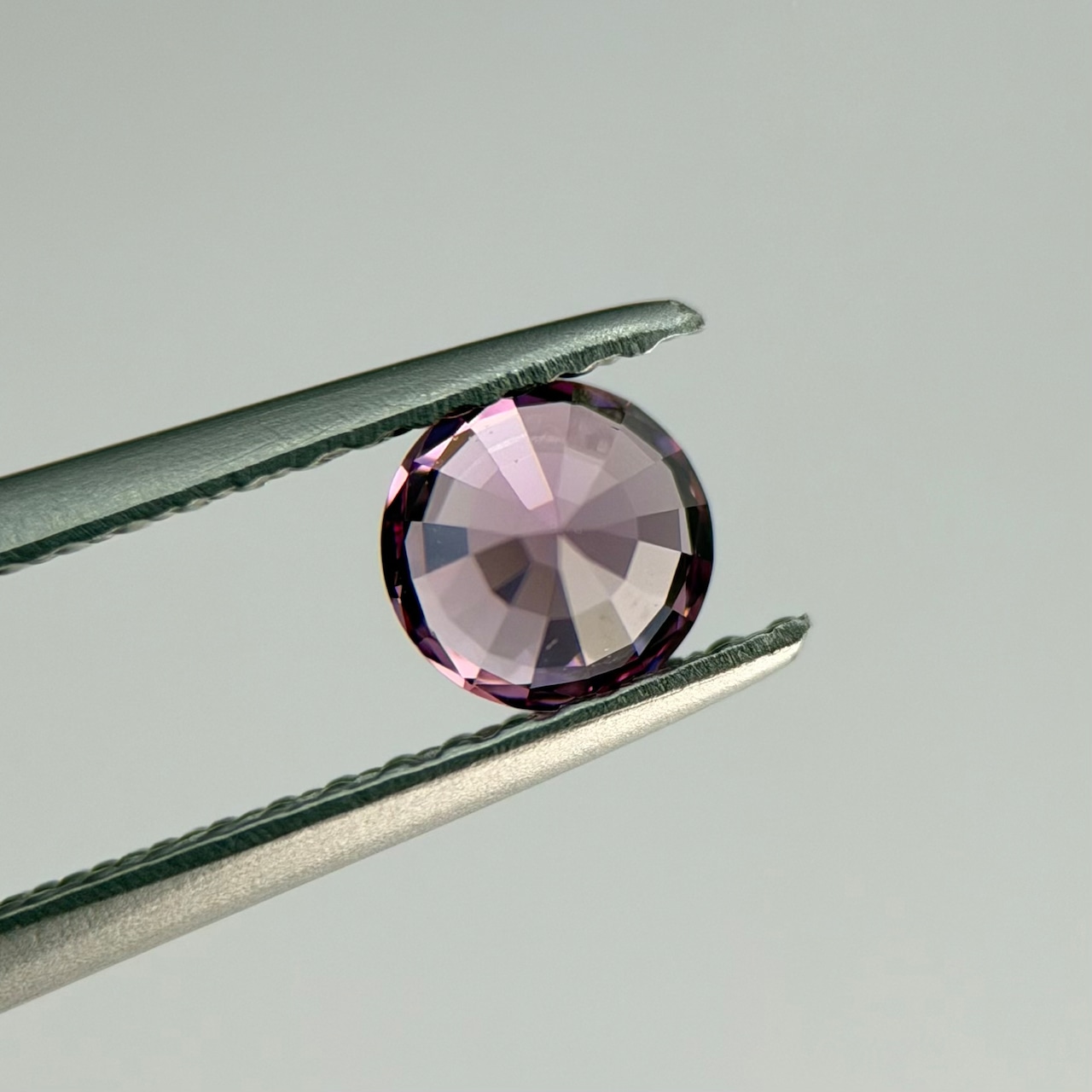 マラヤガーネット 4.5x4.5x3.1mm, 0.48ct, マダガスカル産