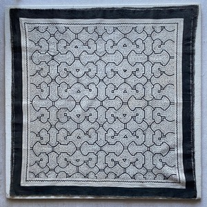 中型75-2白74x77cm Aシピボ族の泥染め　草木染め　フリーハンドの幾何学模様　世界の民藝布　南米アマゾンの先住民族　タペストリー　スカーフ