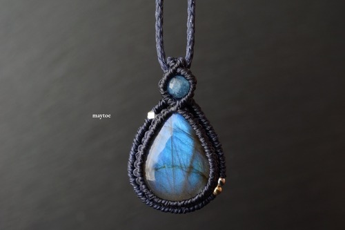 ブルーラブラドライトのマクラメネックレス - 静響 -【一点物】