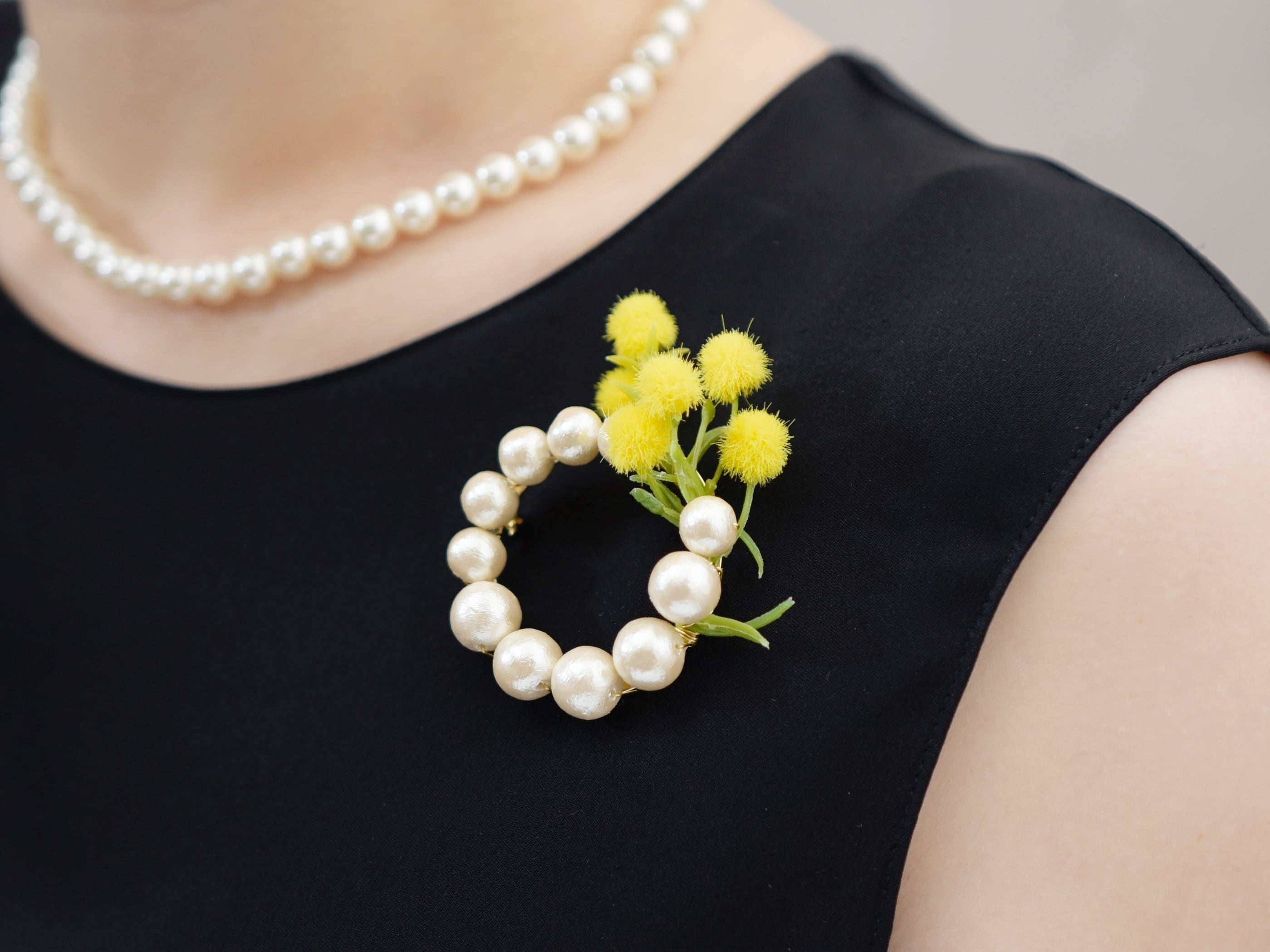 【ブローチ・コサージュ/M】ミモザとコットンパールのリース(春のフォーマルにも)