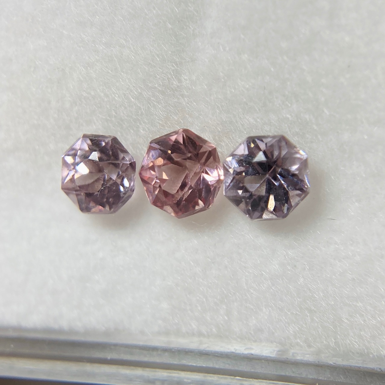 お花みたいなスピネル 約4.0mm-4.5mm 3点セット No.10