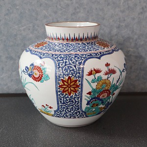 【送料無料】有田焼　８寸渕付大胴花瓶　木甲菊絵（木箱付） 18-029