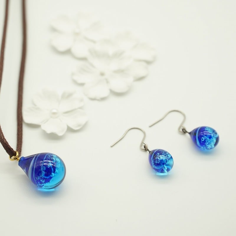 しずく色のフルーティガラスピアス（アシンメトリー） しずく色の