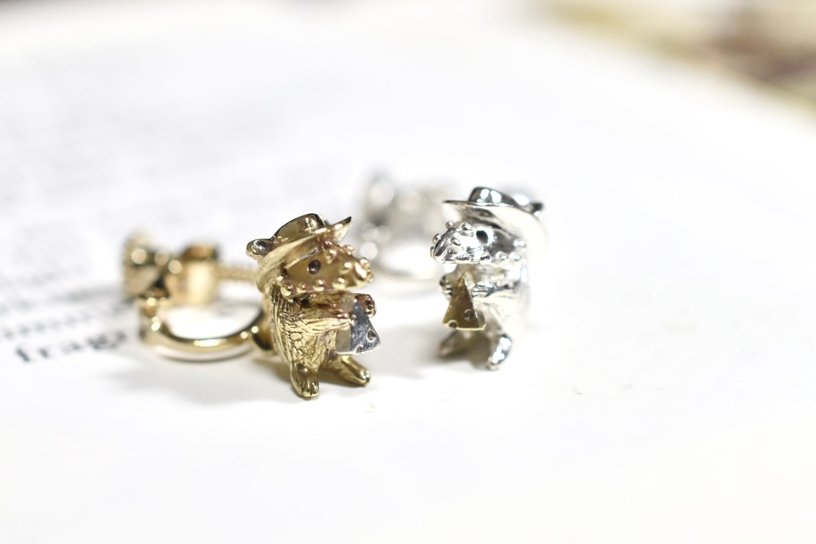 ペストマスクを被ったネズミのイヤリング | Eto.