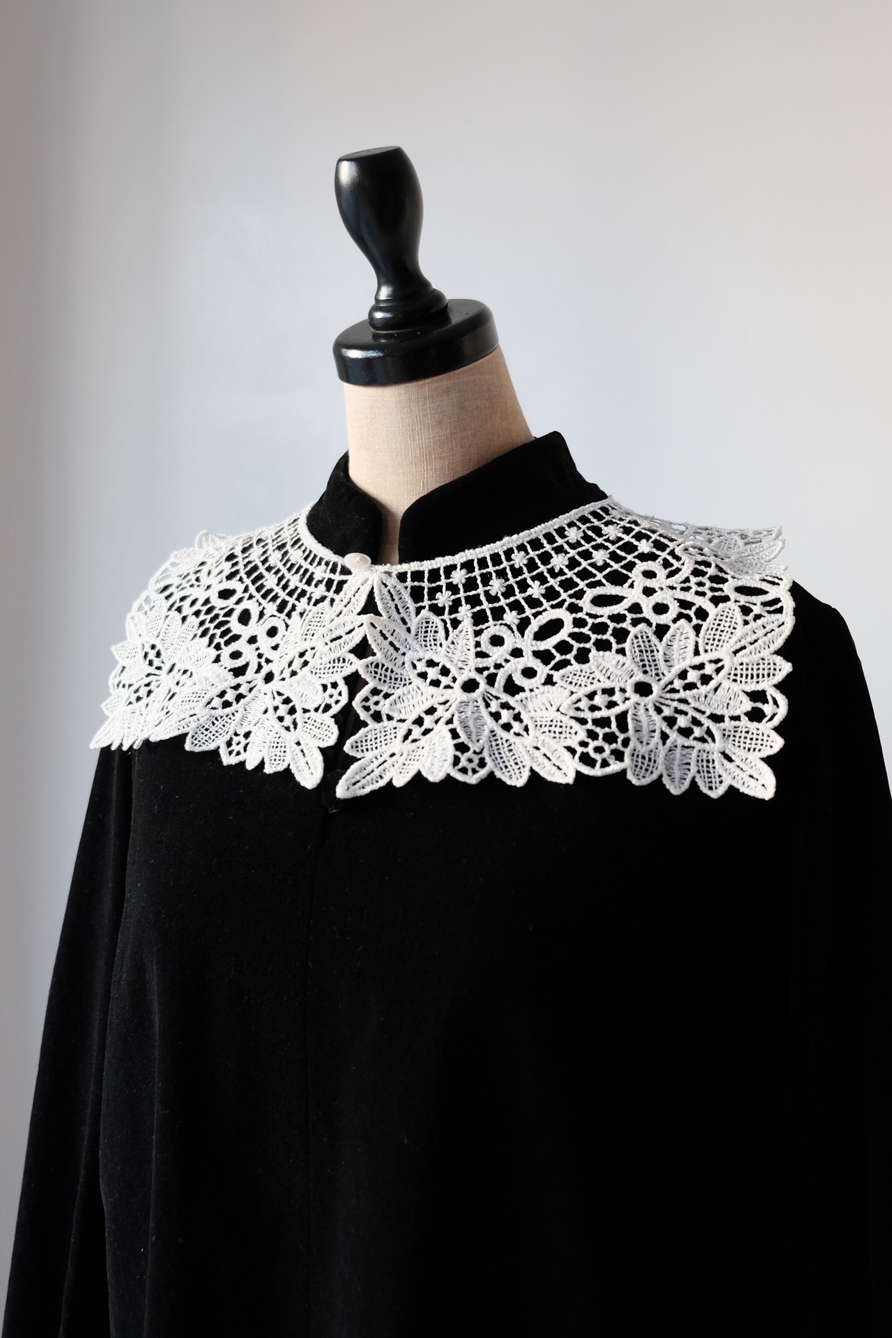 Guipure lace bib collar