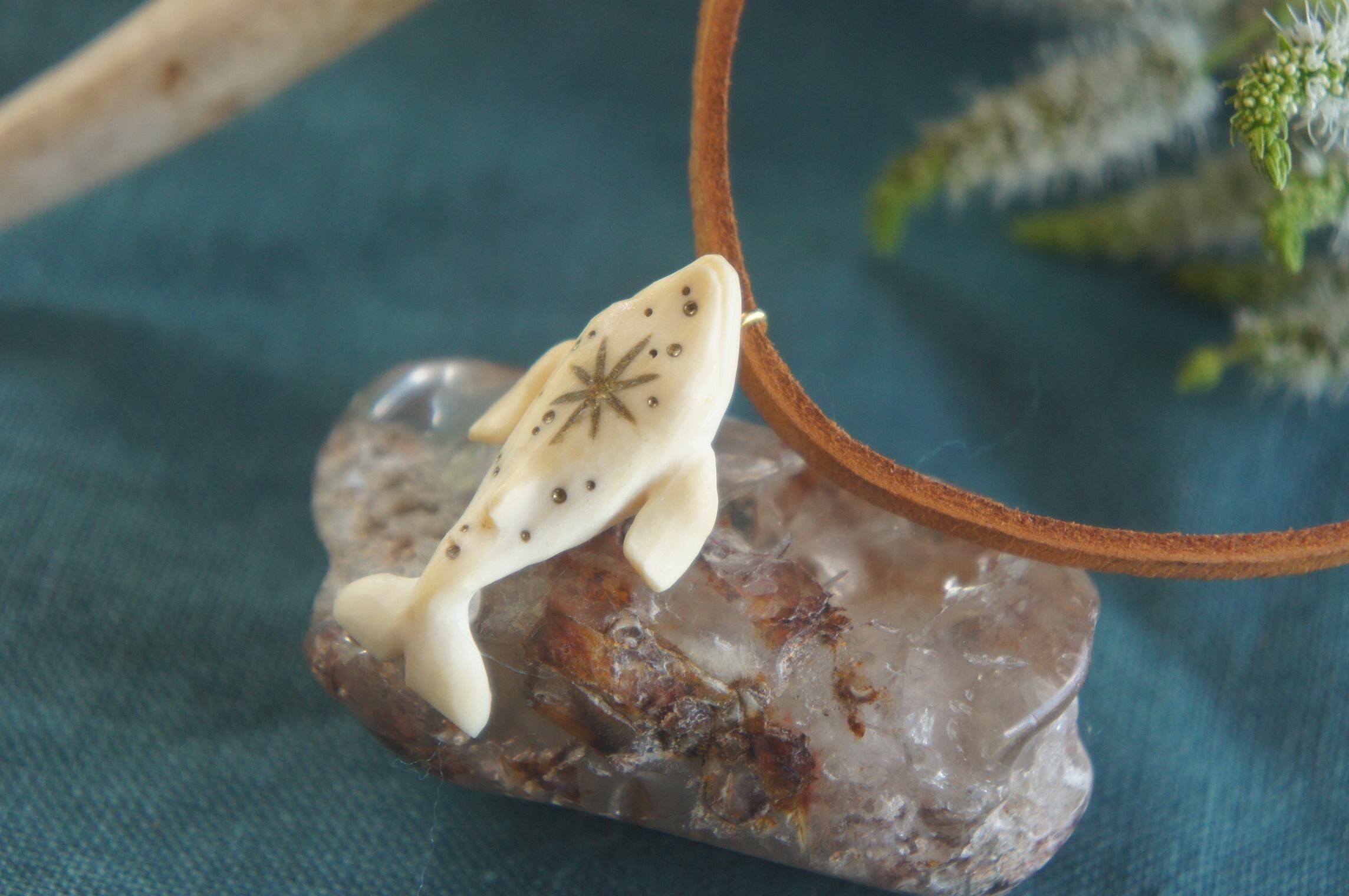 鹿角彫刻「星と座頭鯨」ネックレス【B】