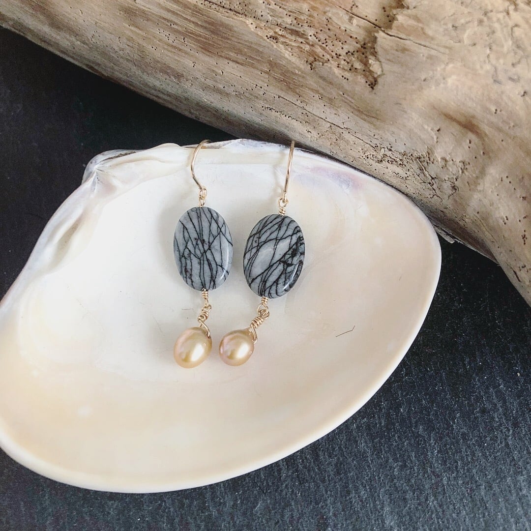 ゼブラジャスパー×淡水パールのピアス