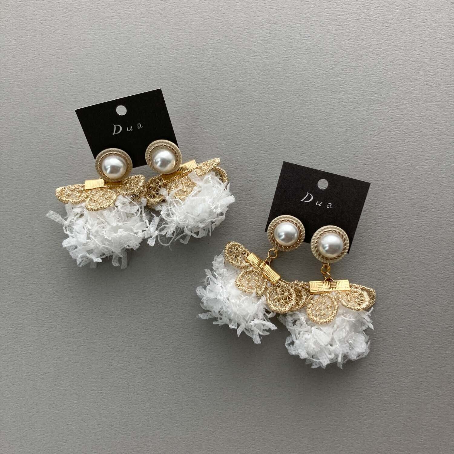 パールトップと白リボンタッセルの〈ピアス/イヤリング〉 | Dua