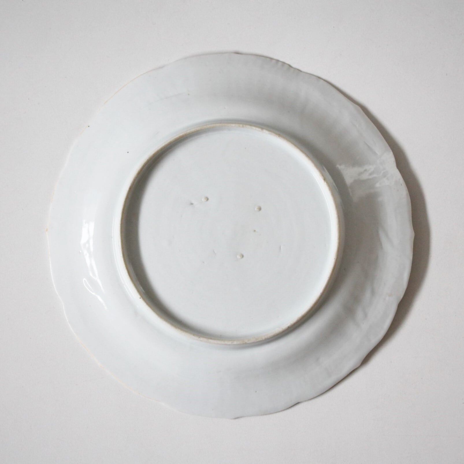 アンティーク 古九谷白磁の陽刻文字模様の輪花皿 d22.1cm Antique