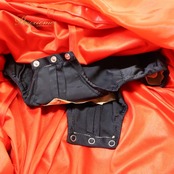 社交ダンス 衣装 スタンダードドレス ドレス ワンピース スタンダード 赤 黒 羽 ファー デモ 競技 ダンス パーティ 発表会 豪華 華やか ブラック系 レッド系 ベロア 大きな花モチーフ 高級感 おしゃれ ゴージャス ダンス衣装 イベント用 フォーマル レディース フェザー 飾り