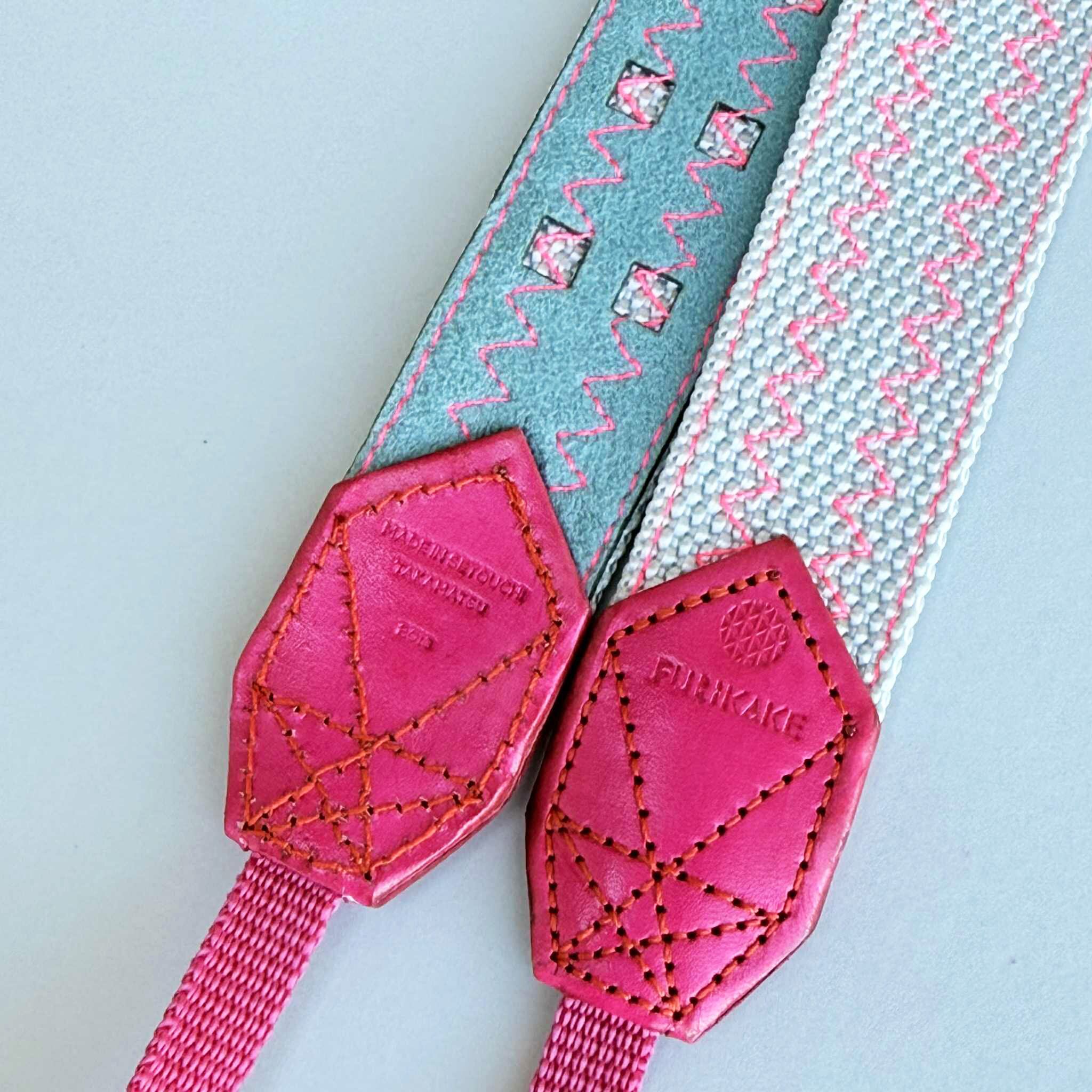 30mm幅カメラストラップライトグレー裏地山藍ずり革ベタ染 | Pay ID