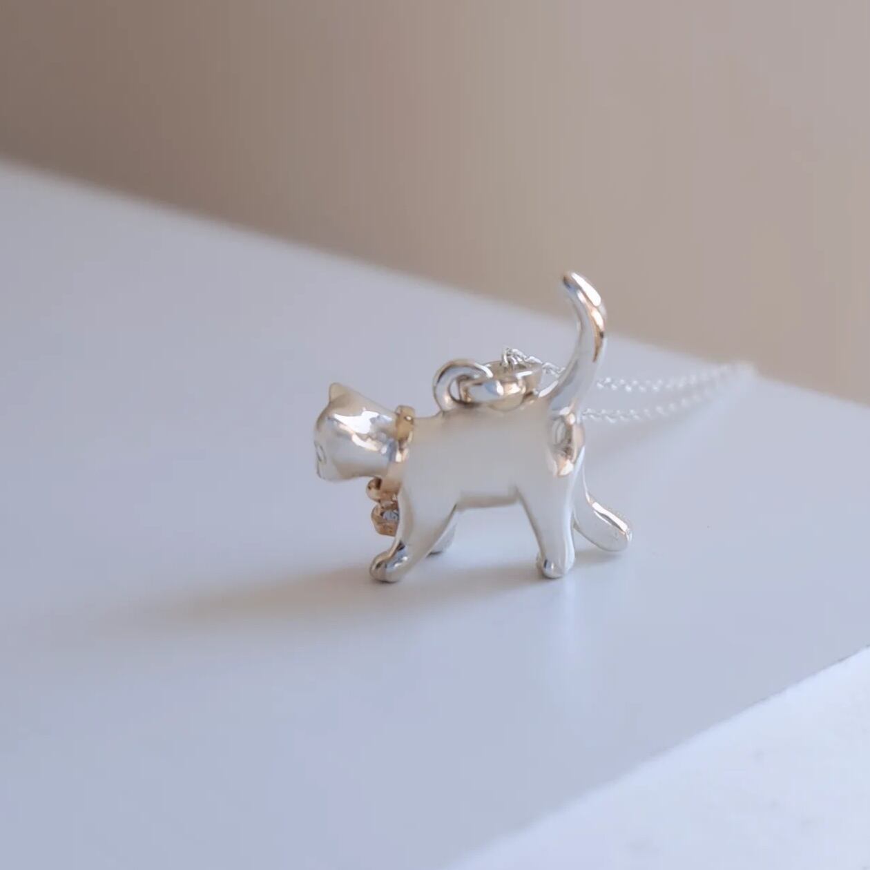 猫のペンダントトップ 中 】 鈴の首輪10金 猫ネックレス 猫