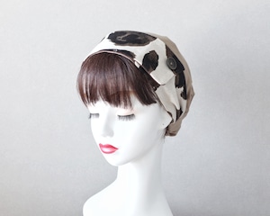 ボタン付きサッシュベルト（モーモー柄/アイボリー）とグレージュカラー：Buttoned sash belt (cow pattern/ivory) and beige color