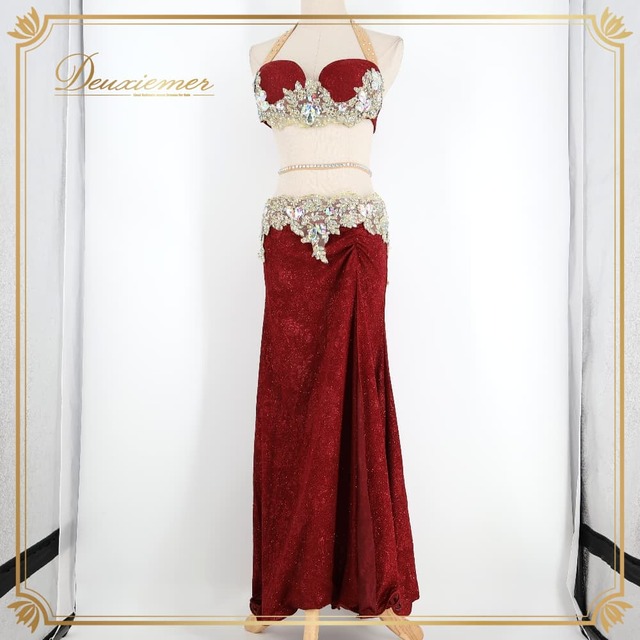 ベリーダンス 衣装 sufel boutique 上下セット オリエンタル レッド系 トップス スカート ベルト ラメ ラインストーン 花柄 装飾 豪華 鮮やか 赤 金 アーム アーム飾り 腕飾りダンス衣装 イベント ステージ おしゃれ ゴールド系 シルバー系